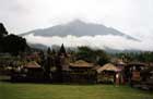 Besakih-Tempel am Fuße des heiligen Vulkans Gunung Agung 1.